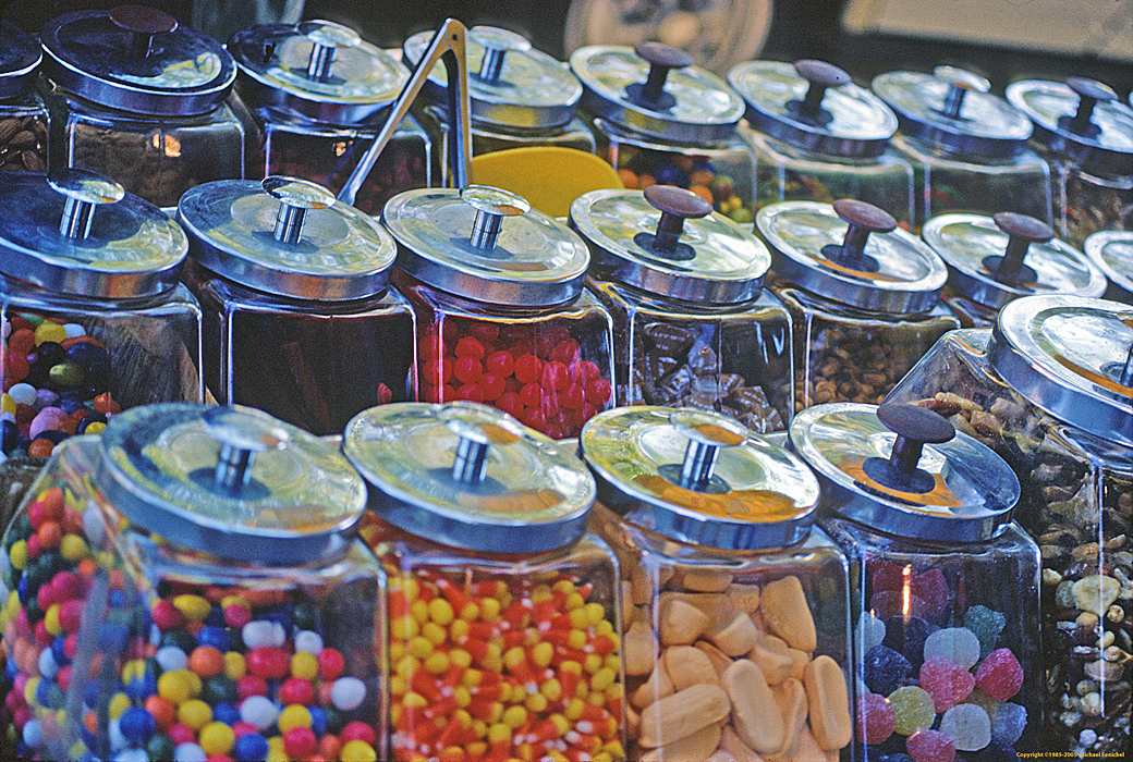 [Candies in Jars]